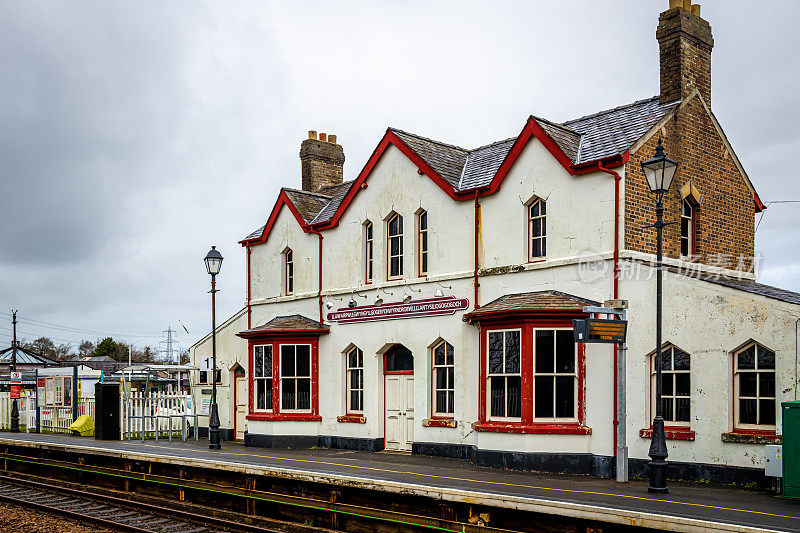 llanfairpwllgwyngll或llanfairpwllgwyngll - gogery - chwyrn - drobwll - llan - tysilio - gogo - goch是位于威尔士安格尔西岛的一个大型村庄和当地政府社区